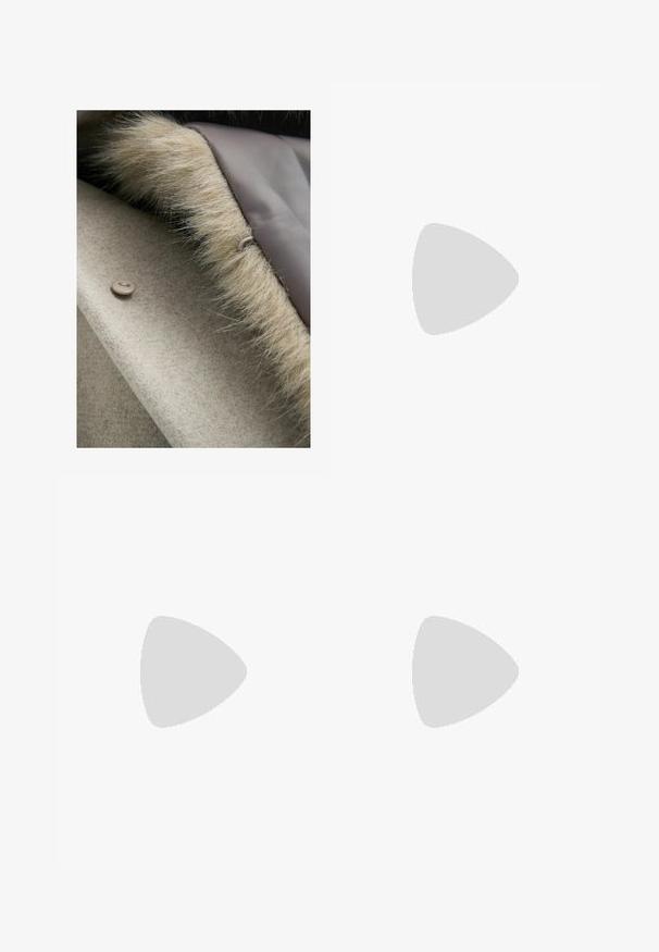 Beige Wollstoff mit einem weichen Kunstfellbesatz am Rand, ausgestattet mit einer runden Knopfverschluss in einem hellen Taupe. Glatte Innenauskleidung.; Gestreiftes kurzärmeliges Hemd mit einem Rundhalsausschnitt, das marineblaue und weiße horizontale Streifen aufweist, mit einer gerippten Textur, getragen zu hochgeschnittenen Jeans.; Hellblaue, weit geschnittene Jeans aus Denim, mit einem klassischen Fünf-Taschen-Design und geradem Schnitt, mit minimalen Ausbleichungen an den Beinen.; Braune Wildleder-Sneaker mit weißen Akzenten und Schnürsenkeln. Gummisohle in Kautschuk-Optik. Getragen mit weißen Socken, die schwarze Streifen haben. Grüner strukturierter Fußboden.; Braune Leder-Schultertasche mit einer geschwungenen Silhouette, einem einzelnen Tragen, kontrastierenden Nähten und minimalistischem Design.