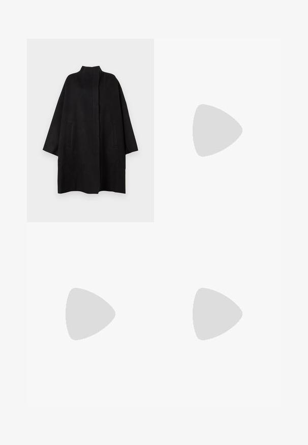 Μαύρο, υπερμεγέθες παλτό με ψηλό λαιμό, που διαθέτει δύο μπροστινές τσέπες και λεία υφή. Απλό σχέδιο με ίσια κοπή.; Λευκό κοντομάνικο μπλουζάκι φτιαγμένο από μαλακό, ελαστικό βαμβάκι. Διαθέτει στρογγυλή λαιμόκοψη και λεία, απλή υφή χωρίς ορατά σχέδια.; Ψηλόμεσα, σκούρα μπλε φαρδιά τζιν παντελόνια με κλείσιμο κουμπιού, εμπρόσθο τσέπες και βρόχους ζώνης σε λευκό φόντο.; Μαύρο δερμάτινο λευκό με μαλακή υφή, με ύφανση διακόσμησης στο πάνω μέρος και χαμηλό, στρογγυλό τακούνι. Απλός σχεδιασμός και σχήμα.