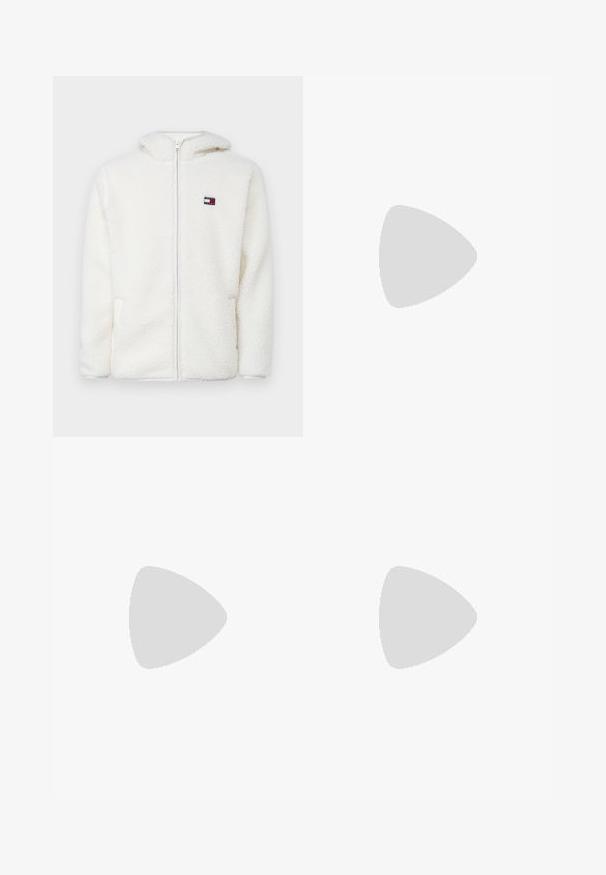 Bijela dukserica sa patentnim zatvaračem od flisa s mekom teksturom, koja ima kapuljaču i bočne džepove. Mali logo na lijevoj strani prsnog koša. Glatko zatvaranje s patentnim zatvaračem.; Kratki rukav, bež košulja s suptilnim cvjetnim uzorkom i pet gumba sprijeda, izrađena od lagane tkanine.; Bijele pamučne hlače ravnog kroja, s prednjim džepovima, jednim gumbom za zatvaranje i glatkom teksturom.; Bijele niske tenisice od glatke kože. Imaju mornarsko plavi kapica na peti i crvenu akciju na potplatu. Šest rupica za vezivanje.