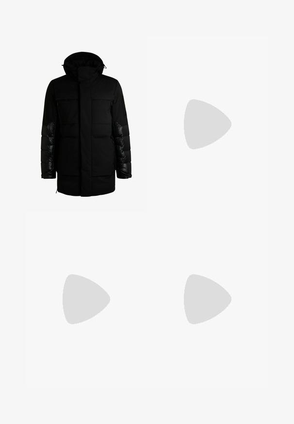 BOSS J_EAMS - Piumino lungo - black one; Maglietta nera a maniche corte realizzata in un morbido misto cotone, con scollatura a girocollo e un design minimalista senza motivi o dettagli.; Jeans in denim nero con taglio dritto, cinque tasche e una leggera scoloritura sulla parte anteriore. Presentano una chiusura con bottone e passanti per cintura.; Mocassino da uomo in pelle nera con dettaglio in metallo, tacco basso e suola con marchio, mostrato di lato su uno sfondo bianco.