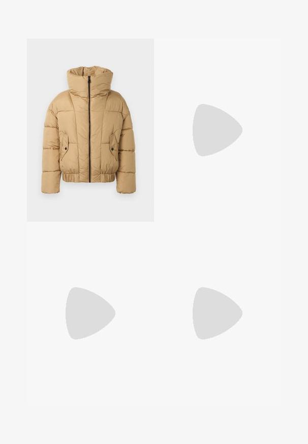 Lyhyt, beige puffatakki korkean kauluksen, vetoketjun etuosan ja kahden etutaskun kanssa. Valmistettu tikatusta materiaalista, jossa on elastisuus helmassaan.; Musta pitkähihainen lyhyt toppi ribbimateriaalista. Omaaa pyöreän pääntien ja tiukan siluetin, jossa on teksturoitu pinta.; Mustat legginsit, jotka on valmistettu joustavasta materiaalista. Niissä on korkea vyötärö, tyylikäs muotoilu ja raidalliset yksityiskohdat nilkassa.; Harmaa, musta ja valkoinen lenkkari, jossa on teksturoitu päällinen, pehmustettu tasku, paksu valkoinen pohja ja verkkopaneelit hengittävyyden lisäämiseksi.