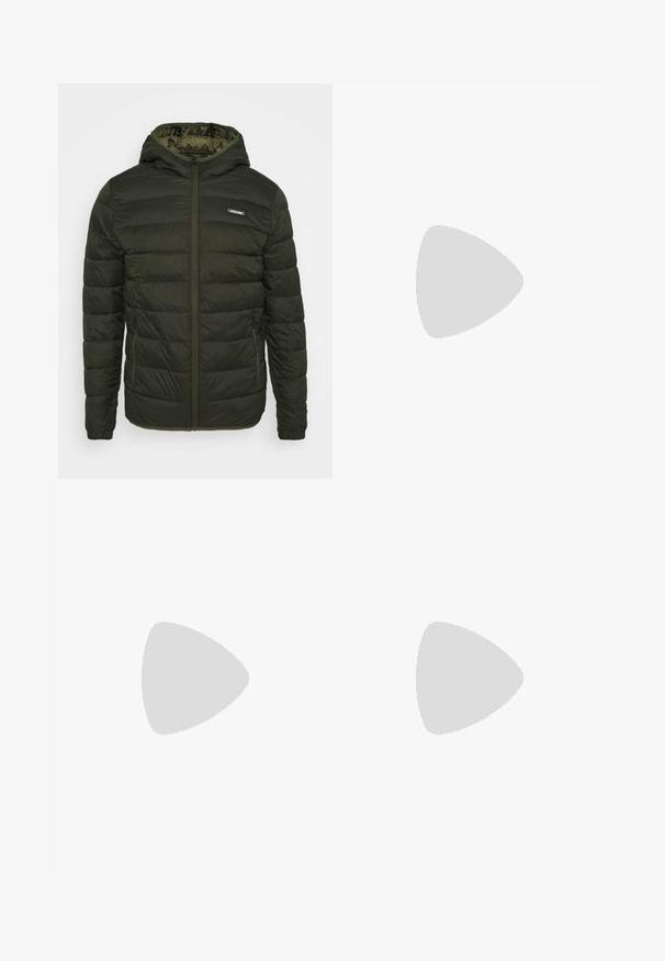 Chaqueta acolchada en verde oliva con cierre de cremallera frontal, capucha y bolsillos laterales. Presenta costuras horizontales y una textura brillante y suave.; Camiseta de algodón gris con un gráfico de dragón blanco en el lado izquierdo del pecho, mangas cortas y un corte relajado con un cuello redondo.; Pantalones negros de tela duradera, con un diseño de pierna recta, detalles cosidos y dos bolsillos frontales para mayor funcionalidad.; Zapatilla blanca con acentos en negro y gris, que presenta una puntera texturizada en gris, suela de goma negra y cordones planos blancos. Diseño limpio, estilo minimalista.