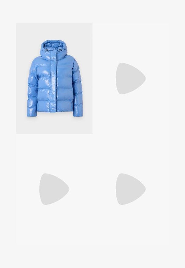 Polstret blå pufferjakke med en blank finish, høj krave og justerbar snoretrækshætte. Har ribbede manchetter og en frontlynlås.; Hvid bomulds T-shirt med rund hals og korte ærmer; lille rød "ellesse" logo på venstre brystområde; glat tekstur.; Lyseblå cargo-bukser lavet af et glat stof. Har dobbelte sidelommer, afslappet pasform og lige ben-design med sømdetaljer.; Hvide sneakers lavet af glat syntetisk materiale, med rund tå, flad sål og diskrete logo detaljer på siderne. Klassisk lavt design.