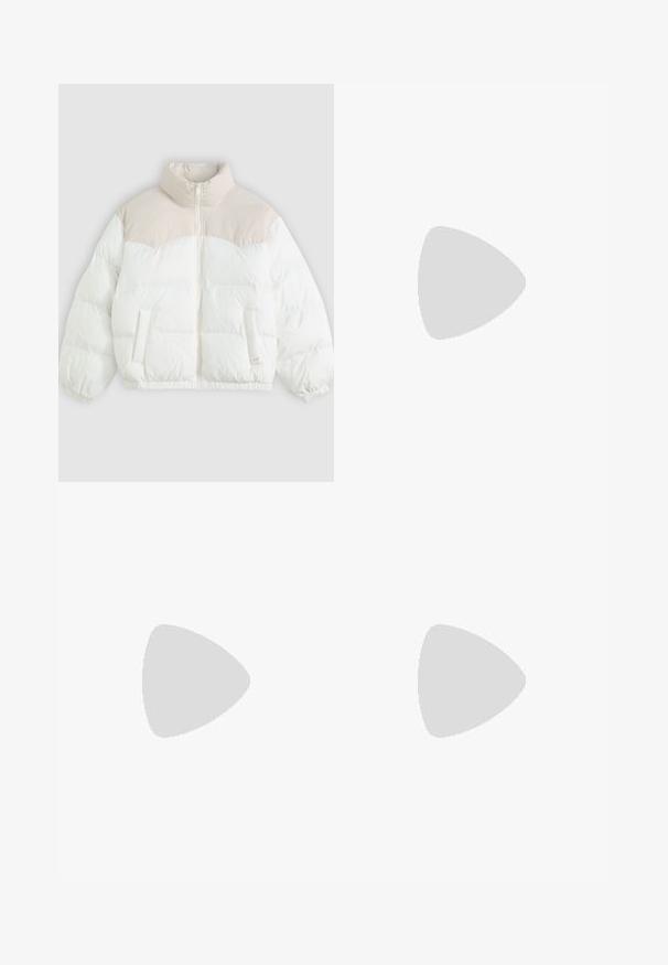 Puffervest med høj krave, med en cremet øverste sektion og hvidt krop, quiltet tekstur, forlommer og elastiske manchetter.; Hvid kortærmet t-shirt med rund halsudskæring, lavet af blødt materiale, parret med blå jeans med klassisk pasform og fem-lomme design.; Bredde ben, brune denimbukser med høj talje, der har en frontknaplukning, fem lommer og en let falmet finish.; Et par hvide sneakers med maroon detaljer, strukturerede paneler, flad sort sål og lyse snørebånd, båret med hvide ankelstrømper.