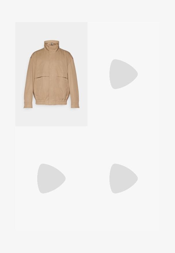 Világosbarna, könnyű dzseki, puha anyagból készült. Magas gallérral, két elülső zsebbel, elasztikus derékbőséggel és mandzsetta részletekkel rendelkezik.; Fehér pamut póló kerek nyakkal, rövid ujjakkal és nyomtatott logóval. Minimalista dizájnnal és laza szabással rendelkezik.; Beige színű, egyenes szabású nadrág, elöl pliszírozott, gombbal záródik, sima textúrájú. Nincsenek látható minták vagy díszítések.; Beige velúr sportcipő, kerek orral, fűzős elülső résszel és textúrált hátsó részlettel. Fehér gumitalp kontrasztot ad. Egyszerű és modern design.