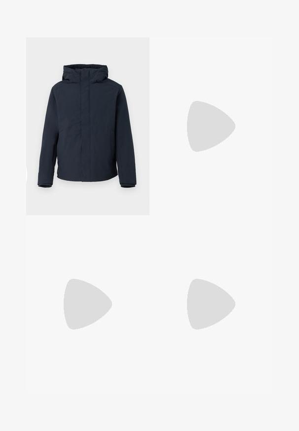 Marineblauwe waterdichte jas met een capuchon, gekenmerkt door een rechte snit, lange mouwen en een minimalistisch ontwerp zonder zichtbare sluitingen of patronen.; Lichtgrijze gebreide crewneck trui met lange mouwen, geribbelde manchetten en zoom tegen een witte achtergrond.; Zwarte katoenen chinos met een taps toelopende pasvorm, voorzien van vijf zakken, riemlussen en een gladde textuur. Ritssluiting met een knoopsluiting.; Witte sneakers met een gladde textuur, voorzien van bruine lederen accenten en zwarte details, gecombineerd met zwarte maatpakken. Achtergrond van houten vloeren.