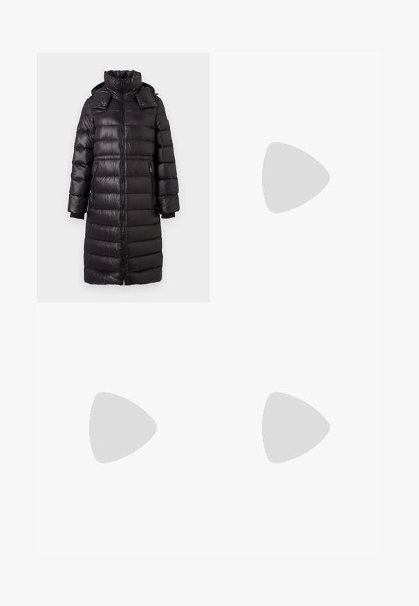 Lång svart vadderad pufferjacka med hög krage, framdragkedja, sidofickor med dragkedja och avtagbar huva, designad för kallt väder.; T-shirt i bomull med horisontella marinblå ränder på vit bakgrund. "Tommy Hilfiger" broderat i kursiv på bröstet. Rund halsringning.; Svarta tights i elastiskt tyg med en slät yta, hög midja, och vertikal sömdekoration längs benen.; Vita lädersneakers med en tjock vit sula, svartsuede hälaccent och präglad logotyp på sidan. Snörningsdesign med sex öglor.