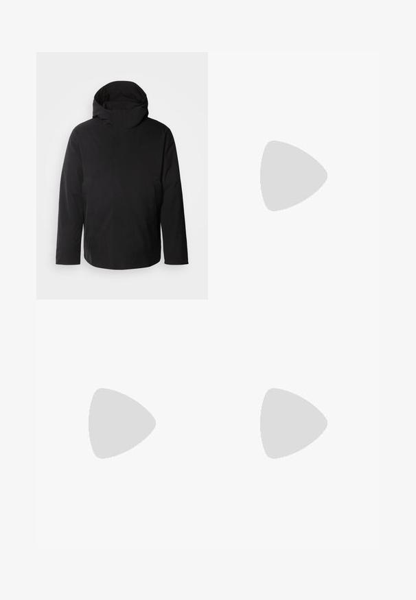 Calvin Klein HOODED JACKET  - Vinterjakker - black; Korteærmet herre T-shirt i mørkeblå, lavet af glat stof. Har mesh-struktur på skuldrene og et hvidt "CALVIN KLEIN" logo i midten.; Sorte bukser med en glat tekstur, som har lige snit, to forlommer og en enkelt knaplukning i taljen.; Sorte lædersneakers med perforeret tekstur, rund tå og flad hvid gummisål. Har sorte snørebånd og et subtilt logo på siden.