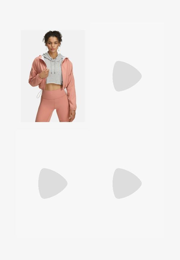 Ljusrosa kort vindjacka med dragsko i midjan, dragkedjestängning och elastiska ärmslut, över en grå kort hoodie. Sportleggings fulländar looken.; Svart atletisk crop top i ribbat material, med ärmlös design och rund halsringning med utskärningar.; Svarta högmidjade cykelshorts gjorda av stretchigt material, med en slät yta och flatlock-sömmar, samt en sidoficka.; Ljusrosa träningssneakers med en slät ovandel, texturerade detaljer, krämfärgad sula och logotypdetalj på hälen.