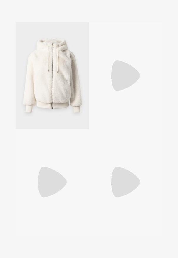 Veste à capuche zippée blanche et duveteuse avec cordons de serrage, poignets à côtes et ceinture, présentée sur un fond uni.; T-shirt cropped beige clair avec des manches courtes. Comprend des panneaux en maille texturée sur les épaules et une taille côtelée avec deux petites accents dorés.; Pantalons beige à jambes larges avec une texture côtelée, une taille haute et une coupe droite. Présente une fente subtile à l'ourlet.; Baskets blanches avec des accents argentés, en matériau en maille et au design volumineux. Associées à des chaussettes blanches avec des motifs en chevron noirs.