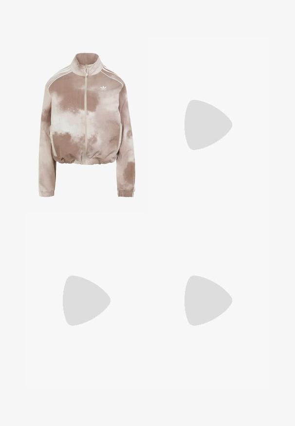 adidas Originals FADE HALF-ZIP - Športna jakna/jopica - beige; Kratka dolgimi rokavi s svetlo sivo telo in temno sivo rokavi. Ima grafiko sonca v bež barvi na prsih. Iz bombaža.; Beli cargo hlače iz denima, ki imajo sproščen kroj, stranske žepke in vidne šive. Enostavna sprednja stran z gumbom za zapiranje.; Svetlo bež semišni športni copat z gumijastim podplatom, trije poševni trakovi in teksturiran zaščitni del. Vsebuje logotip na ježku in strani.