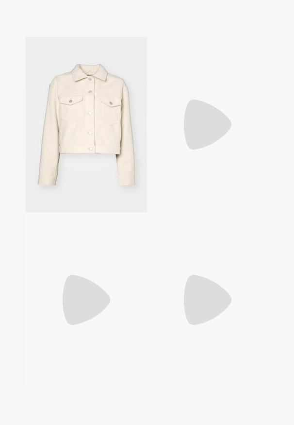 Cazadora corta en tejido blanco cremado con acabado texturizado, con un cierre de botones en la parte delantera, dos bolsillos en el pecho y detalles en hardware plateado.; Tres camisetas sin mangas en verde menta, negro y beige; hechas de tela acanalada con un escote redondo. Etiqueta de la marca visible.; Jeans de mezclilla blanca con corte recto, cinco bolsillos, herrajes de cobre y cierre de botón. Textura suave y diseño clásico.; Zapatillas de ante gris claro con acentos de cuero blanco, tres franjas blancas y una suela de goma marrón, que cuentan con un cuello acolchado para mayor comodidad.