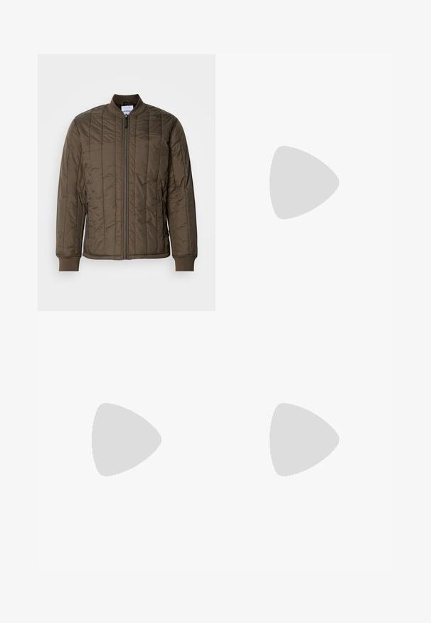 Casaco bomber acolchoado em verde oliva escuro, com fecho éclair à frente, punhos canelados e dois bolsos laterais. Material liso e leve.; Polo preto de manga curta com tecido texturizado e canelado, apresentando um decote em V e uma bainha reta. Sem logótipos ou padrões visíveis.; Jeans em denim cinza com corte de perna reta, apresentando um design clássico de cinco bolsos e um desbotamento subtil. Fecho padrão com botão e zip.; Sapato de couro preto com biqueira arredondada, design de atacadores e sola de borracha grossa. Possui uma alça no calcanhar e detalhes texturizados.