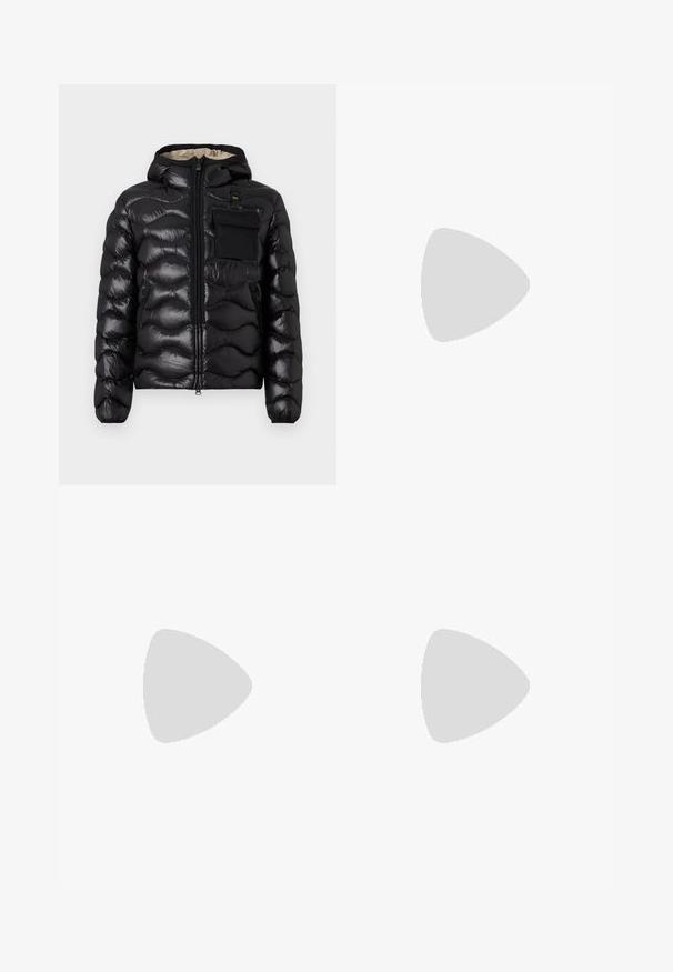 Juodas pūkinis švarkas su kapišonu, su siuvinėtu dizainu, priekiniais užtrauktukais ir krūtine kišenė. Pagamintas iš blizgios, tekstūruotos medžiagos su elastiniais rankogaliais.; Balta trumpa rankovė polo marškinėliai, pagaminti iš tekstūruoto mezgimo audinio, su apykakle ir trimis mygtukais, su gumuotu apvadu ir rankogaliais.; Šviesiai mėlyni džinsai su tiesiu kirpimu, penkios kišenės, mygtuko užsegimas, minimalus blukimas ir kontrastingi siuvimo detalės.; Baltas sportinis batelis su lygiu odiniu paviršiumi ir žemu profiliu. Turi suapvalintą pirštą, šešis akių skyrius ir tekstūruotą gumos padą.