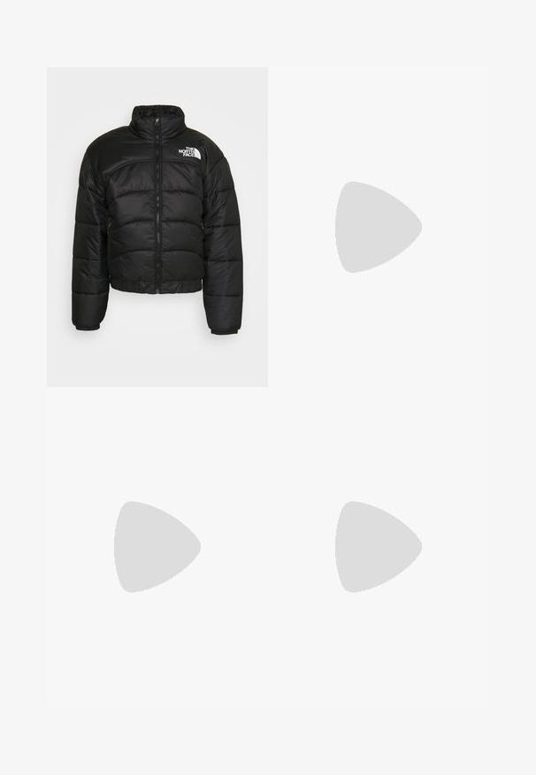 The North Face Veste d'hiver - black; Polo shirt blanc en coton. Présente un col classique, une patte de boutonnage à trois boutons et des manches courtes. Logo discret brodé sur la poitrine.; Pantalons cargo noirs en denim, dotés de plusieurs poches, d'une coupe large et de cordons de serrage réglables à l'ourlet.; Timberland PREMIUM 6 INCH - Bottes de neige - wheat; Lunettes de soleil noires en forme carrée avec des verres gris. Les montures en plastique épaisses présentent des accents dorés et un logo sur la branche. Texture lisse.