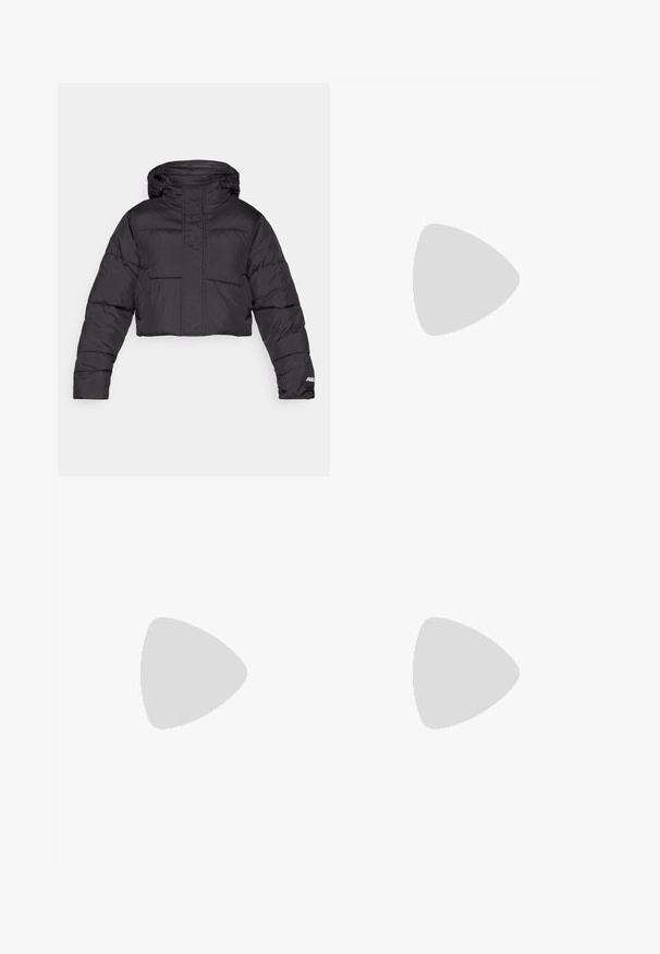 Lühendatud must pufferjakk kapuutsiga, millel on tikanditud disain, elastsed mansetid ja peene logo detail varrukal.; Mustmust mustriba laia, V-kaeluse disainiga, tekstureeritud kanga ja logo detailiga hemil. Sile viimistlus, minimalistlik stiil.; Tumedateal värvi retuusid metallilise sähvatuses. Kõrge värvliga disain, sile tekstuur ja keha lähedane sobivus. Ei ole nähtavaid õmblusi ega mustreid.; Valged nahast tossud, millel on kolm musta triipu ja lilleneedusega lilla ja kollane. Pruun kummist tall. Koos beežide soonikkoes sokkidega.