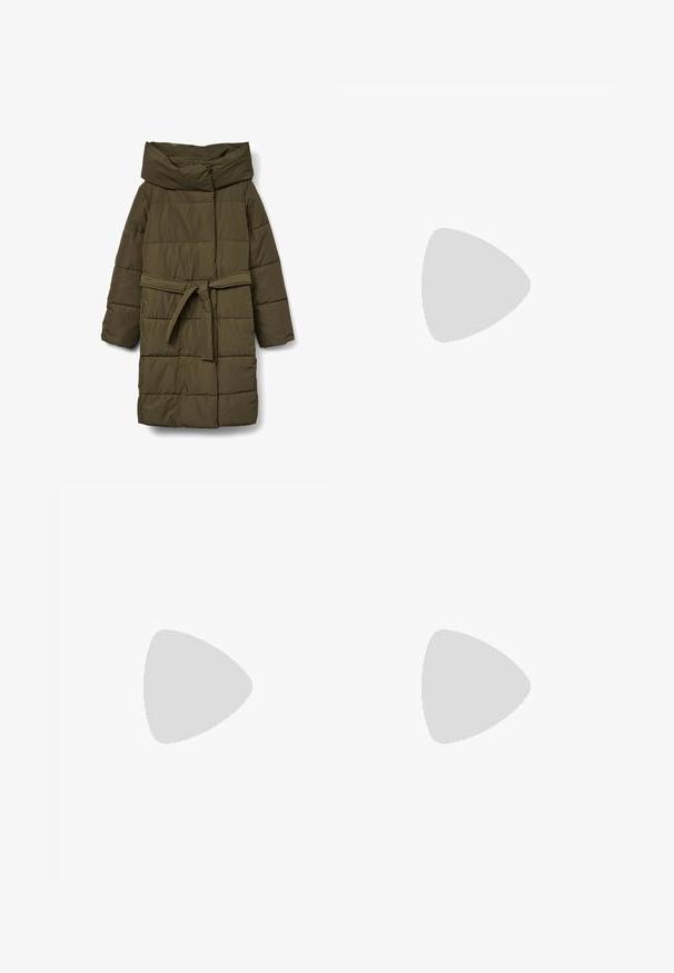 Casaco acolchoado verde com colarinho alto, cinto de amarração na cintura e design acolchoado. Apresenta textura suave e mangas compridas.; Suéter bege de gola alta feito de material de malha suave. Apresenta um colarinho e punhos em canelado, com um ajuste ligeiramente oversized e descontraído.; Calças de perna larga em tecido cinza escuro, apresentando uma cintura alta, pregas simples e uma textura suave com um acabamento limpo nas bainhas.; Bailarinas em couro sintético borgonha com bico redondo, pequeno laço na frente e sola baixa em borracha preta. Textura suave.