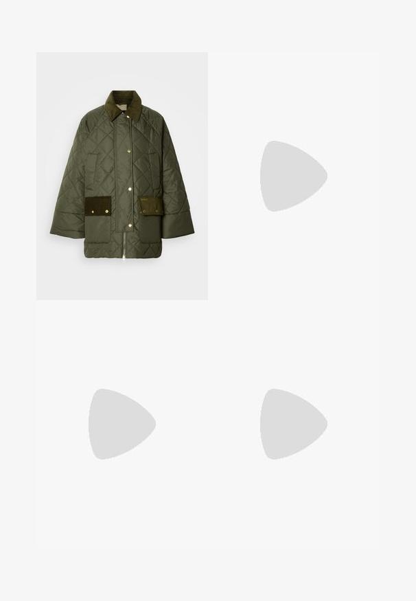 Prošívaná zelená bunda s manžetou z manšestru a předními kapsami. Má zlaté kovové doplňky a hranatý tvar. Hladká textura s matným povrchem.; Krémový svetr s žebrovaným výstřihem a manžetami. Vyroben z měkké, texturované látky. Má volný střih a raglánové rukávy.; Hnědé legíny s vysokým pasem vyrobené z hladké, elastické tkaniny. Mají přiléhavý střih a bezšvový vzhled podél švů.; Černé gumové holínky po kolena s masivní podrážkou, texturovaným gripem a textilním poutkem na vršku pro snadné obouvání. Hladký, matný povrch.