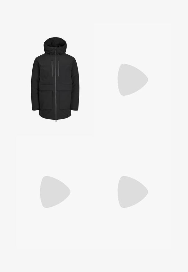 Schwarze wasserdichte Jacke mit gepolsterter Kapuze, zwei Fronttaschen, Reißverschluss vorne und taillierter Passform für eine strukturierte Silhouette.; Grauer Kapuzenpullover mit dem Text "JACK & JONES" in einem gemusterten Design. Weicher Stoff mit langen Ärmeln und einer vorderen Kängurutasche.; Schwarze Cargo-Hose aus robustem Material, mit mehreren Taschen, einem Knopfverschluss und einem Slim-Fit-Design mit schmal zulaufenden Beinen.; Sneaker mit einem hellbeigen Wildleder- und weißen Leder-Obermaterial, schwarzem Nike-Swoosh, schwarzen Akzenten und einer weißen Gummisohle mit "AIR"-Branding.