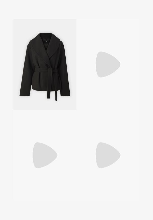 Vero Moda Tall VMANNE BERGEN JACKET - Lett jakke - black; Tre figurerte T-skjorter i hvit, grå og svart. Hver har en bred scoop-nakke og korte ermer. Laget av glatt, elastisk stoff.; Vero Moda Curve VMCFLASH SKINNY - Jeggings - black denim; Sorte lerrets høy-top sneakers med hvite gummisulinger og snørebånd. Har et rundt logo på siden og kontrasterende hvite sting.