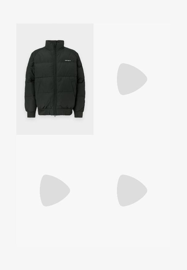 Svart pufferjakke med høy krage, glidelås og ribbestrikkede mansjetter. Har horisontale sømmer og en liten logo på brystet.; Kremfarget bomullst-skjorte med rund hals og korte ermer; har en liten, lysfarget logo på brystet.; Beige bomullsbukser med rett benform, frontknapplukking og to sidelommer, med en subtil ribbestruktur.; Marineblå suede sneakers med gule striper, hvite lisser og burgunder detaljer. Teksturert såle med spor for grep. Merkevarenlogo på siden.