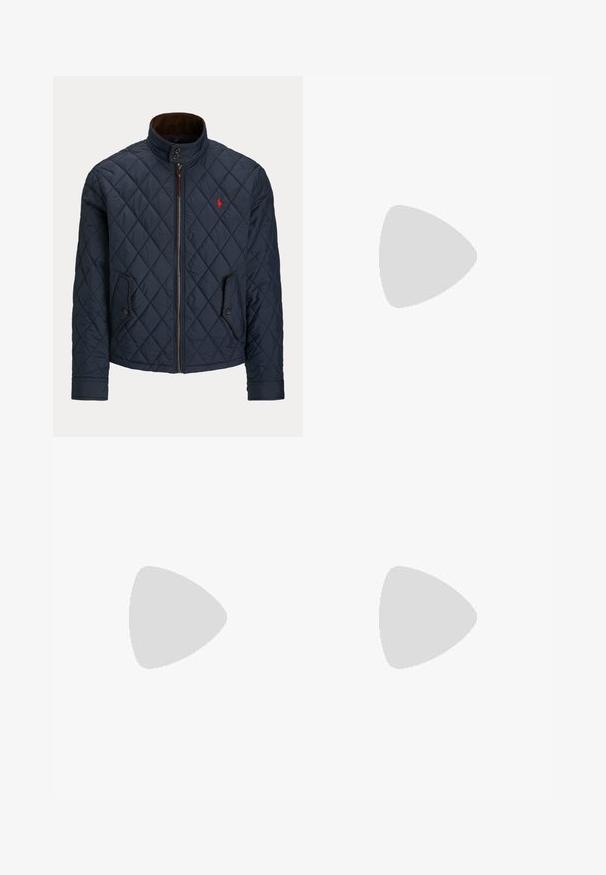 Veste matelassée marine avec col montant, fermeture éclair, poches latérales et accent de logo rouge. Tissu texturé avec doublure contrastante marron.; Chemise blanche à manches longues en tissu coton, avec un col boutonnière, un logo bleu marine sur la poitrine et une fermeture par boutons. Texture lisse.; Pantalon en coton blanc avec une coupe droite, des taches visibles et une fermeture à bouton. Comprend des poches avant et une étiquette à la taille.; Baskets navy en suède et tissu, avec des lacets blancs, une semelle en caoutchouc et un petit logo sur le côté.