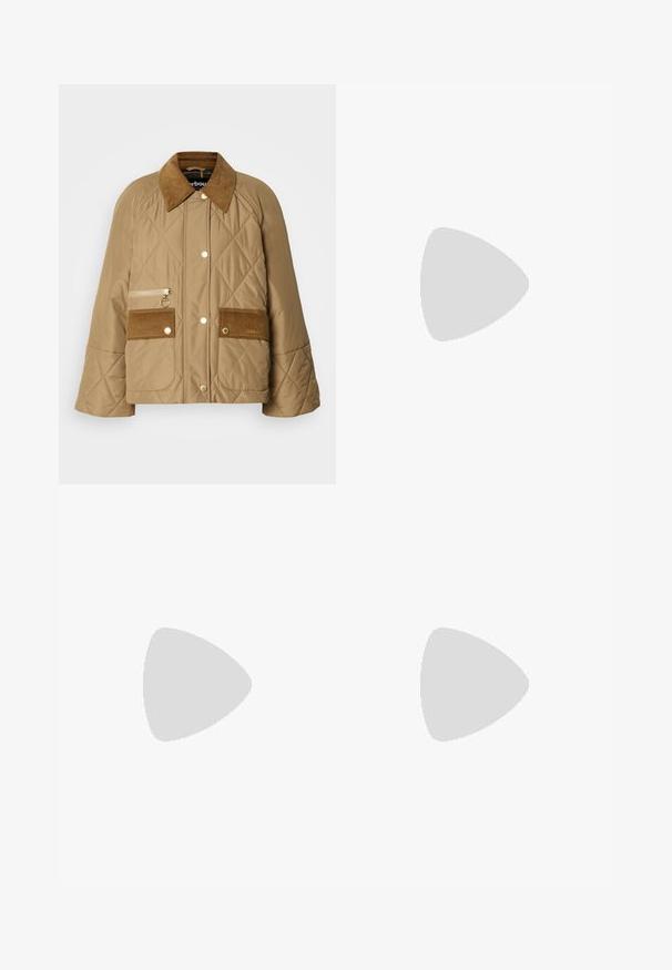 Beige doorgestikte jas met een corduroy kraag, twee voorkruiden en een rits zak. Voorzien van gouden hardware en een relaxte pasvorm.; Witte langemouwige button-up shirt in een gladde katoenmix. Voorzien van een klassieke kraag, een knoopsluiting aan de voorkant en afgeronde manchetten.; Zwarte wijde broek met een elastische tailleband, gemaakt van een gladde, rekbare stof. Heeft een strakke vormgeving zonder patronen.; Bruine leren sandaal met een dun strapdesign, voorzien van een goudkleurige gesp en een platte zwarte zool met zigzagrand.