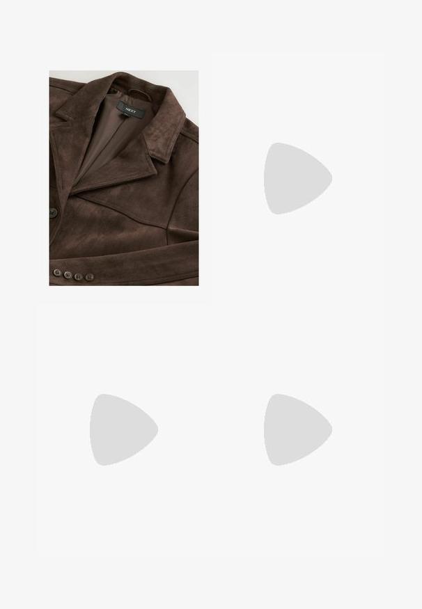 Giacca in suede marrone con colletto a punta, chiusura con un bottone e fodera interna morbida. Presenta cinque dettagli a bottone sul davanti.; Sciarpa bianca in pizzo con design asimmetrico, caratterizzata da un motivo testurizzato, tessuto morbido e una caduta fluida lungo un lato.; Mini gonna in denim bianco con vita a doppia cintura, dotata di accessori in argento e una finitura piatta e liscia. Design semplice e casual.; Stivale in pelle marrone alto fino al ginocchio con tre fibbie metalliche, superficie testurizzata, punta arrotondata e suola spessa per stabilità.; Occhiali da sole bianchi con montatura rettangolare e lenti a gradiente marrone. Presentano una superficie in plastica liscia e un logo sul lato dell'asta.; Stradivarius SET - Bracciale - dark brown