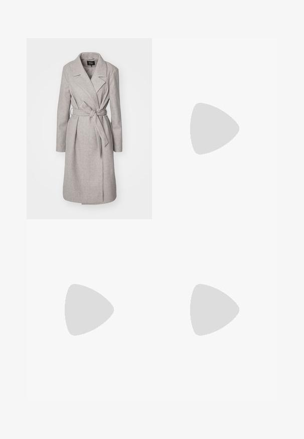 Manteau en mélange de laine gris clair avec des manches longues, une taille ceinturée, un col à revers et deux poches avant. Présente une texture lisse et douce.; Trois hauts à manches longues empilés : noir, gris et blanc. Chacun a un col rond et un design court avec un tissu lisse et léger.; Pantalons évasés noirs en tissu extensible, dotés d'une taille haute et de jambières évasées avec des fentes latérales pour plus de liberté de mouvement.; Bottine à talon haut beige en cuir lisse au design souple, avec un bout pointu et un talon aiguille fin. Détail doré à l'arrière.