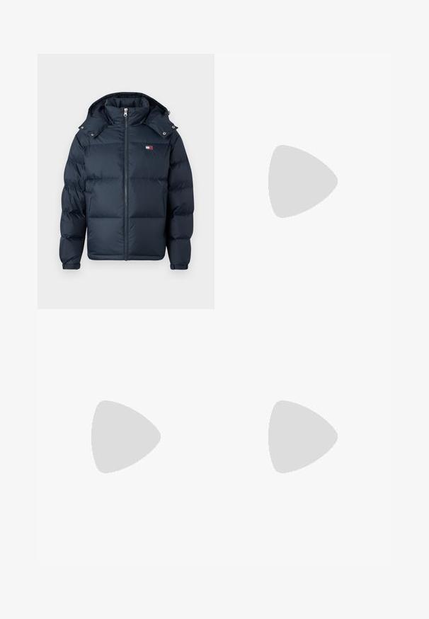 Tumši zila puffa jaka ar rāvējslēdzēju priekšā, kapuci un pārklātu dizainu. Satur logotipu uz krūtīm un pogas uz kapuces.; Balta kokvilnas T-kreklu ar īsām piedurknēm, kuram ir tumši zilā krāsā "LS" logo kreisajā krūšu daļā. Gluda tekstūra, klasiskā apaļā kakla dizains.; Baltas bikses ar taisnu priekšpusi, divām krokām un pogu aizdari. Izgatavotas no viegla auduma, ar taisnām kājām un apvītām malām.; Tommy Hilfiger BASKET CORE - Treniņu apavi - ecru/army green