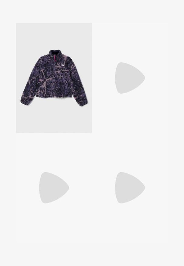 Chaqueta de forro polar púrpura y negra con un cuello alto, cierre de cremallera frontal y un patrón abstracto. Presenta un logo en el lado izquierdo del pecho y una tela texturizada.; Tres camisetas sin mangas en azul, negro y blanco. La tela es acanalada con un escote redondo. Cada camiseta tiene una etiqueta con la inscripción "even&odd."; Pantalones negros ligeros con cintura elástica y cordón. Presentan un acabado texturizado y un pequeño logo reflectante en el costado.; Zapatillas deportivas blancas con superposiciones de malla y sintéticas, con un logo plateado de Nike, acompañadas de calcetines blancos acanalados sobre una superficie azul.