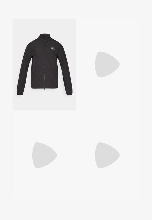 Czarna kurtka zapinana na zamek z wysokim kołnierzem, wykonana z lekkiego materiału. Posiada długie rękawy oraz małe logo EA7 na górnej lewej części piersi.; Beżowa bezrękawnik sportowy z teksturowanym nadrukiem w pastelowych odcieniach niebieskiego, szarego i zielonego, z wyraźnym białym logo.; Zielone, lekkie spodnie dresowe z elastycznym pasem, sznurkiem do ściągania i detalem logo po lewej stronie. Gładka, błyszcząca tekstura.; Jasnozielony but sportowy z przewiewną siateczką na cholewce, gumową podeszwą oraz fakturowanymi akcentami z graficznym logo po boku.