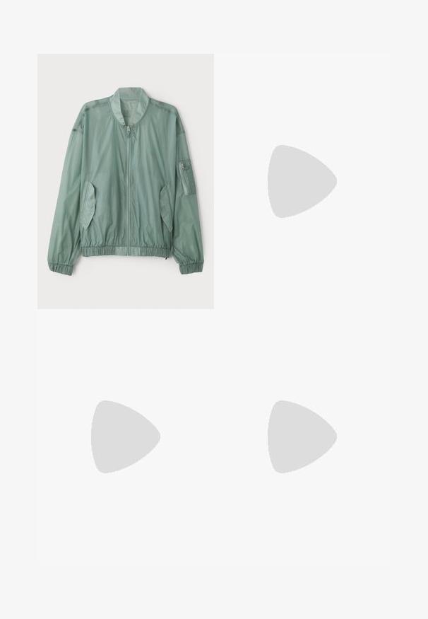 Svetlozelená bomber bunda vyrobená z ľahkého materiálu. Obsahuje zips vpredu, elastické manžety, dve bočné vrecká a zipsované vrecko na ramene.; Svetlomodrá polokošeľa s krátkym rukávom, s V-výstrihom, vo voľnom strihu, s mäkkou textúrou a bočnými rozparokmi pre pohodlný pohyb.; Béžové ľanové nohavice s voľným strihom, zúženými nohavicami a plochým predným dielom. Majú elastický pás pre pohodlie a minimálne švy.; Tenisky z jemnej žltej semišovej a koženej látky, s polstrovanou podrážkou a prešitými akcentmi. Klasický dizajn na šnurovanie s okrúhlou špičkou.