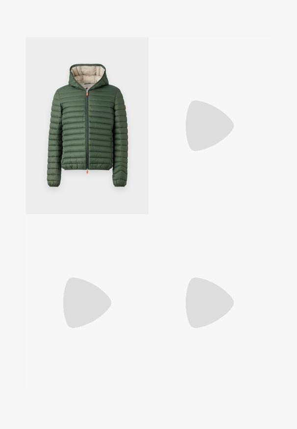 Giacca a vento verde trapuntata con cappuccio, zip frontale con tiranti arancioni e polsini elasticizzati, esposta su uno sfondo bianco semplice.; Camicia bianca in cotone a maniche lunghe con scollatura rotonda, spacchi laterali in fondo e una texture liscia, mostrata da dietro.; Pantaloni da uomo slim-fit grigio scuro con passanti per cintura, bottone frontale e tessuto leggermente strutturato.; Sneaker bianco con tomaia in pelle liscia e profilo basso. Presenta una punta arrotondata, sei occhielli e una suola in gomma testurizzata.