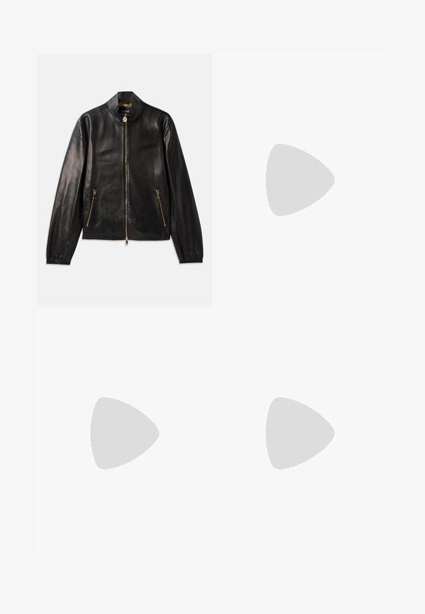 Sort læderjakke med lynlås, rejsestående krave og to lynlåslommer på siden. Guldfarvede beslag og prægede logo-detaljer.; Hvid langærmet t-shirt med et farverigt geometrisk print bestående af lagdelte stjernetyper i grøn, gul og blå, indrammet af en mørk kant.; Mørkeblå denim jeans med lige ben, der har frontknap, fem lomme-design og en subtil falmet mønster på lårene.; Sorte atletiske sneakers med mesh- og ruskinds materialer, tekstureret sål, rund tå og Versace-logo detalje på siden.