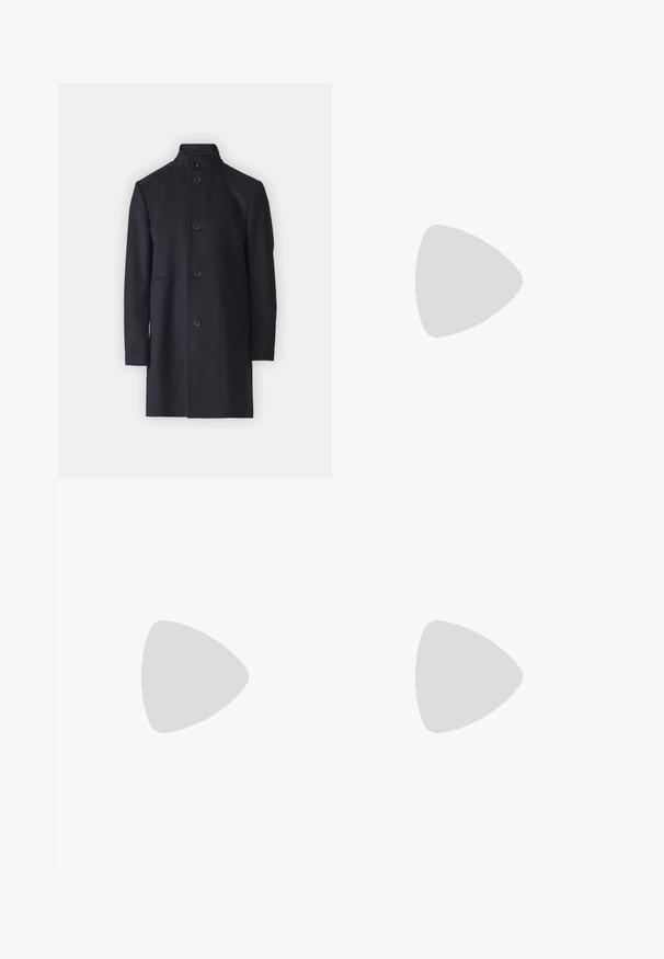 Sobretudo de lã azul-marinho com gola alta, fecho frontal com botões e bolsos laterais. Design de corte reto, textura suave, sem padrões visíveis.; Camisa preta de manga longa feita de um tecido suave, com um colarinho pontudo, fecho frontal com botões e um logotipo discreto no peito.; Calças ajustadas em cinza escuro com um design de perna reta. Apresentam uma textura suave e pregas na frente. Sem marcas visíveis ou adornos.; Calvin Klein HYBRID CUP - Sapatos sem atacadores - triple black