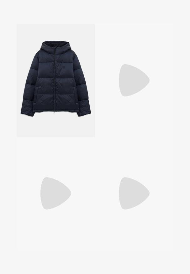 Casaco acolchoado azul marinho com capuz, apresentando um fecho frontal, design matelassé e um pequeno logótipo no peito. Textura suave e lisa.; T-shirt de manga curta castanho escuro com um pequeno logótipo circular branco com um "W" entrelaçado no lado esquerdo do peito.; Jeans de ganga azul de perna larga com cintura alta, apresentando um desbotamento subtil, cinco bolsos e um fecho de botão metálico na frente.; Mocassins de couro preto com uma textura suave, bico arredondado e uma faixa decorativa sobre o peito do pé. Salto baixo e empilhado, design minimalista.