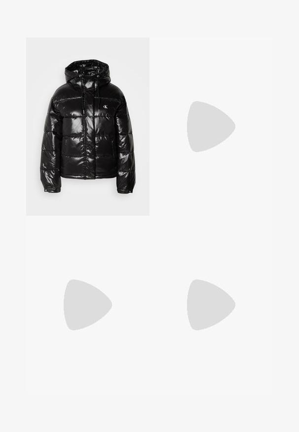 Musta puhvitakki, jossa on kiiltävä pinta, hupulla, vetoketjulla ja elastisilla hihansuilla. Huomattava logo-tyyli rinnassa.; Mustat lyhyet hihat, pyöreä pääntie ja säädettävä solmu takana olevasta pehmeästä kankaasta valmistettu lyhyt t-paita.; Vaaleansiniset farkut, suora lahjetyyli, keskikorkea vyötärö, viisi taskua ja nappikiinnitys edessä.; Musta nahkakengät, joissa on pyöristetty kärki, paksu teksturoitu pohja ja vähäiset ompeluyksityiskohdat. Tyylikäs muotoilu, jossa ei ole näkyviä nauhoja tai metalliosia.