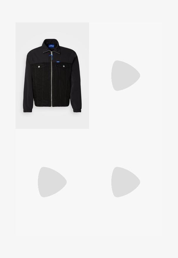 Schwarze Jacke mit einem unteren Teil aus Denim und einem oberen Teil aus Nylon. Vorderer Reißverschluss, zwei Brusttaschen und elastische Bündchen. Logopatch am Kragen.; Weißes Baumwoll-T-Shirt mit einem quadratischen, dunklen Blumenmuster, das goldene Akzente und Vogelmotive aufweist. Label "HUGO" oben im Design.; Schwarze Hose mit einem gefältelten Design, weiter Beinform und glatter Textur. Verfügt über ein rotes Taillenlabel.; Schwarze Lederloafers mit einem strukturierten Vorderteil und glatten Seiten. Sie verfügen über einen schmalen Absatz und eine Schlaufe an der Rückseite für einfaches Anziehen. Klassisches Design.