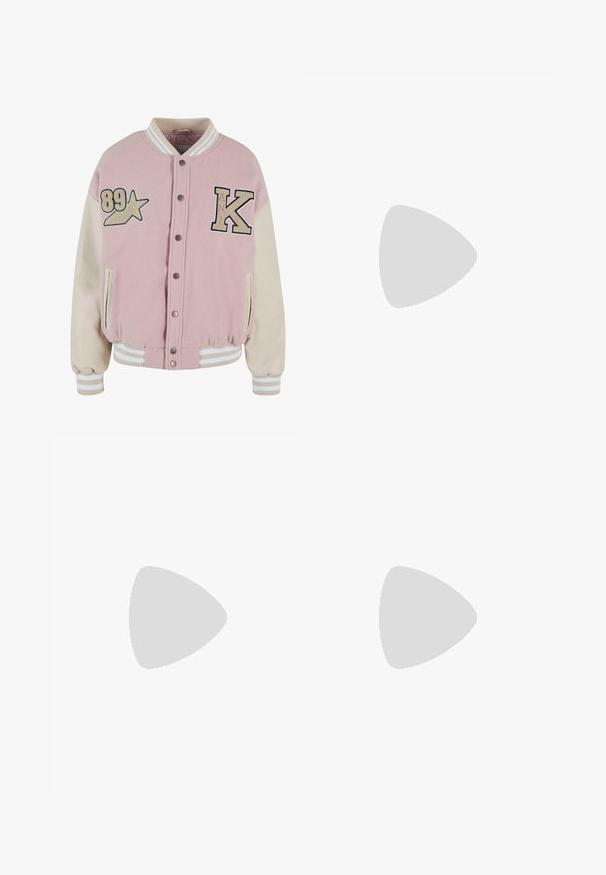 Karl Kani RETRO PATCH STAR OS COLLEGE - Bombera - rose lightsand; Žena s kučeravými vlasmi, oblečená v zelenej blúzke s tromi štvrtinami rukávov a svetlo béžových nohaviciach, stojaca s rukami za chrbtom na jednoduchom pozadí.; Čierne plavecké šortky s elastickým pásom a šnúrkou, s bočnými vreckami a nenápadným logom na ľavom stehne.; Biele tenisky s sieťovaným a semišovým zvrškom, zaoblenou špičkou a polstrovaným golierom. Obsahujú reflexné prvky a hrubú, štruktúrovanú podrážku.