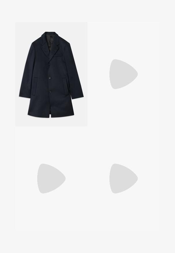 Ναυτικό παλτό από μείγμα μάλλινου υλικού, με καπάκι στις γιακαδες, τρεις κουμπίσεις, δύο μεγάλες μπροστινές τσέπες και μια λεπτομέρεια τσέπης στο στήθος. Λαμπερή υφή.; Λευκό T-shirt με κοντά μανίκια, με οριζόντιες διακεκομμένες γραμμές σε ανοιχτό μπλε, ροζ και μαύρο. Κλασικός σχεδιασμός με στρογγυλή λαιμόκοψη.; Γκρι σορτσάκια με στενή εφαρμογή, φτιαγμένα από ελαφρύ υλικό. Περιλαμβάνουν δύο μπροστινές τσέπες με φερμουάρ και ένα λογότυπο στη χαμηλή αριστερή πλευρά.; Μαύρο δερμάτινο παπούτσι φόρεμα με στρογγυλή μύτη, λεία υφή, σχέδιο με κορδόνια και διακριτική ραφή, διαθέτοντας χαμηλό, επίπεδο τακούνι.