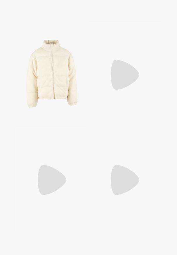 Krémová pufová bunda s vysokým golierom, predným zipsom a textúrovaným fleecovým materiálom s hladkým horným panelom.; Červená mikina s okrúhlym výstrihom a dlhými rukávmi. Hladká textúra, rebrované manžety a lem, s jemným V-švom na golieri.; Čierne bavlnené nohavice s voľným strihom, s klasickým pásom, prednými záhybmi a bočnými vreckami. Hladká textúra bez vzorov.; Biele tenisky s hornou časťou z mriežky, striebornými detailmi, čiernou podrážkou a textúrovanými panelmi. Majú šnurovací dizajn a zaoblený tvar špičky.