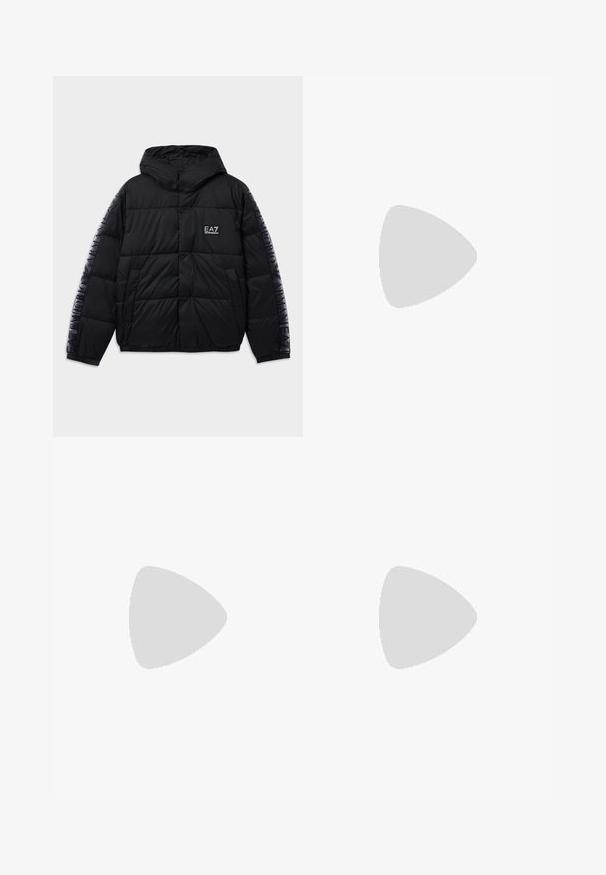 Μαύρο μπουφάν με κουκούλα, καπιτονέ σχέδιο, λογότυπο στον θώρακα και στα μανίκια, κλείσιμο με κουμπιά και ελαστικές μανσέτες. Λείο, ελαφρώς γυαλιστερό υλικό.; Μπλε ναυτικού κοντομάνικο t-shirt από βαμβάκι, με μεταλλικό χρυσό γραφικό λογότυπο, κείμενο και διακοσμητικά στοιχεία με στυλιζαρισμένα φτερά αετού.; Μαύρο σκούρο παντελόνι φόρμας με σύρτη στη μέση και χουφτωμένα μπατζάκια, σε λευκό φόντο.; Λευκά αθλητικά παπούτσια με υφασμένο δερμάτινο επάνω μέρος, στρογγυλή μύτη και σχέδιο με κορδόνια. Παχύ λευκό καουτσούκ σόλα με υφή που προσφέρει πρόσφυση.