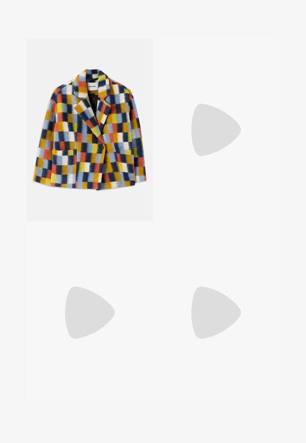 Farverig uld blazer med geometrisk ternet mønster i blå, orange, gul, hvid og sort, med rever og enkelt knaplukning.; Sort langærmet top i tekstur med subtile bølgemønstre, rund halsudskæring, let puffede skuldre og små bånd i ærmeslutningerne.; Sorte lige bukser med knap- og lynlåslukning, glat stof og minimal detaljering mod en ensfarvet lyse baggrund.; Sorte læder Mary Jane flad sko med en rund tå, udstyret med sølvfarvede runde nitter og en justerbar rem med spænde.; Sorte clutchtaske med krokodillemønster og sølvhardware, holdt mod en tekstureret grå baggrund. Har en blank overflade.