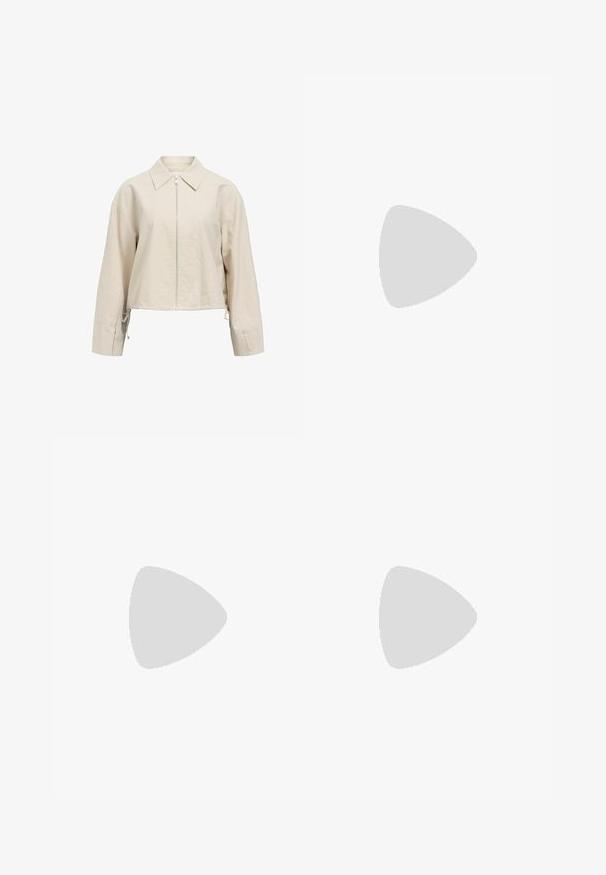Beige kort jacka med spridd krage, dragkedja fram och långa ärmar. Har justerbara snörningsdetaljer i nederkant.; Thinking Mu JUANA - Skjorta - white; Brun fyrkantig axelbandslös topp med breda axelband, tillverkad av ett mjukt material. Enkel design, inga mönster eller utsmyckningar.; Vit, lager-på-lager maxikjol gjord av lättviktsmaterial. Har en elastisk midja och en svängig design med mjuk, subtil textur.; Ballerinas i bordeauxlackad läder med spetsig tå och en dekorerande lila rosett på ovansidan; platt sula.