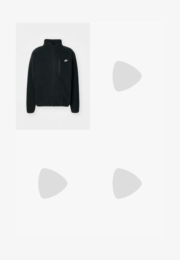 Nike Sportswear CLUB WINTER  - Veste polaire - black; Chemise blanche à boutons, en coton, avec manches longues, col classique, deux poches avant et un patch logo Carhartt.; Shorts noirs avec un élastique à cordon de serrage, en tissu léger avec une texture lisse, et un design simple sans logos ni motifs visibles.; Des chaussures de sport noires avec un tissu texturé et des semelles en caoutchouc, dotées de lacets élastiques et d'un accent bleu au talon. Portées avec un pantalon en denim clair.