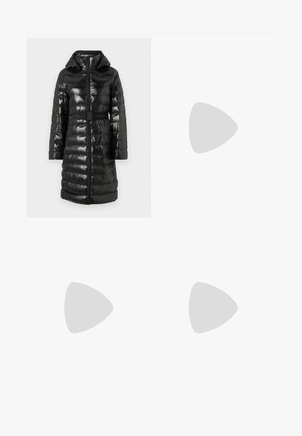 Svart puffer-jakke med glansfull overflate, som har hette, belte i midjen, glidelås-lukking og horisontalt quiltet mønster. Merkevaren sin logo finnes på beltet.; Svart tettsittende kjole med tynne stropper, laget av mykt stoff. Har en hvit "Calvin Klein Jeans"-logo på forsiden.; Sorte skinnhøye hæler med spiss tå, glatt tekstur og avsmalnet hæl. Minimalistisk design, ingen ekstra dekorasjoner.; Svart lær skulderveske med en myk tekstur, trekantet form og justerbar stropp, kombinert med en lyseblå stripete skjorte og hvite bukser.