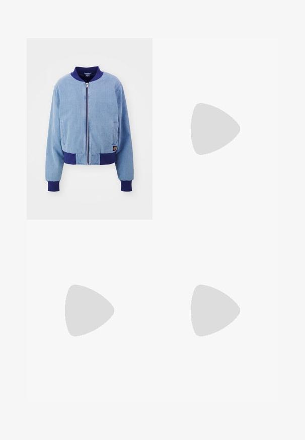 Μπλε βελουτέ μπουφάν με ναυτικό ριμπ γιακά και μανίκια, διαθέτει μπροστινό φερμουάρ και πλαϊνές τσέπες.; Σετ τριών κοντομάνικων μπλουζών σε μαύρο, γκρι και άσπρο. Κατασκευασμένες από βαμβάκι, διαθέτουν λαιμόκοψη και απλό, μονόχρωμο σχέδιο.; Μαύρο παντελόνι με φαρδιά ποδιά, κατασκευασμένο από ύφασμα με σκούρο σχέδιο αλυσίδας και στρογγυλές λεπτομέρειες εμβλημάτων. Συμπεριλαμβάνει κλείσιμο με κουμπί και πλαϊνές τσέπες.; adidas Originals CAMPUS 00S W - Παπούτσια για σκέιτ - shadow red/off white/preloved crimson