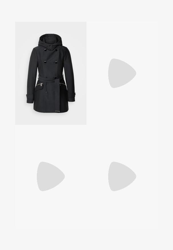 Manteau noir avec un design croisé, de grands boutons, une capuche et une taille ceinturée. Comprend des poches zippées sur les côtés et une texture de tissu lisse.; Deux tops à manches longues en col roulé, l'un blanc et l'autre noir, fabriqués dans un tissu lisse et extensible, tous deux dotés d'une coupe ajustée et de cols hauts.; Pantalons slim en tissu lisse de couleur claire, avec une taille plate, des poches standards et des passants de ceinture. Design global élégant et épuré.; Ballerines blanches en cuir avec un bout pointu, une boucle sur le côté et un petit talon noir. Texture lisse et design minimaliste.; Sac fourre-tout en suédine grise avec deux poignées en cuir foncé. Présente des coutures sur les côtés, une texture douce et une ouverture spacieuse.