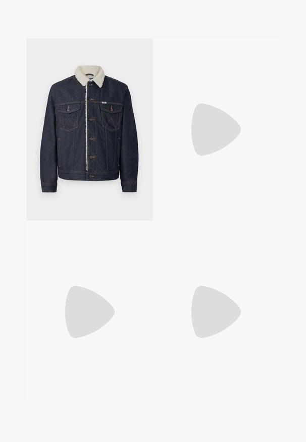 Τζάκετ από τζιν με κολάρο από γούνα, σκούρο μπλε χρώμα, κλείσιμο με κουμπιά, δύο μπροστινές τσέπες και αντίθετες ραφές.; Μακρυμάνικη πόλο μπλούζα σε μπορντό, μ�ε κλασικό γιακά, δύο κουμπιά και πλευρικές σχισμές για ευκολία κινήσεων. Απαλή υφή βαμβακερού υφάσματος.; Σκούρα μπλε τζιν παντελόνια με ίσια γραμμή, ελαφριά ξεθωριάσματα στο μπροστινό μέρος, πέντε τσέπες και κλείσιμο με ασημένιο κουμπί.; Λευκά δερμάτινα αθλητικά παπούτσια χαμηλού τύπου με τρυπητή μύτη, επίπεδες κορδόνια και μινιμαλιστικό σχέδιο. Συνδυάζονται με ανοιχτό μπλε τζην.